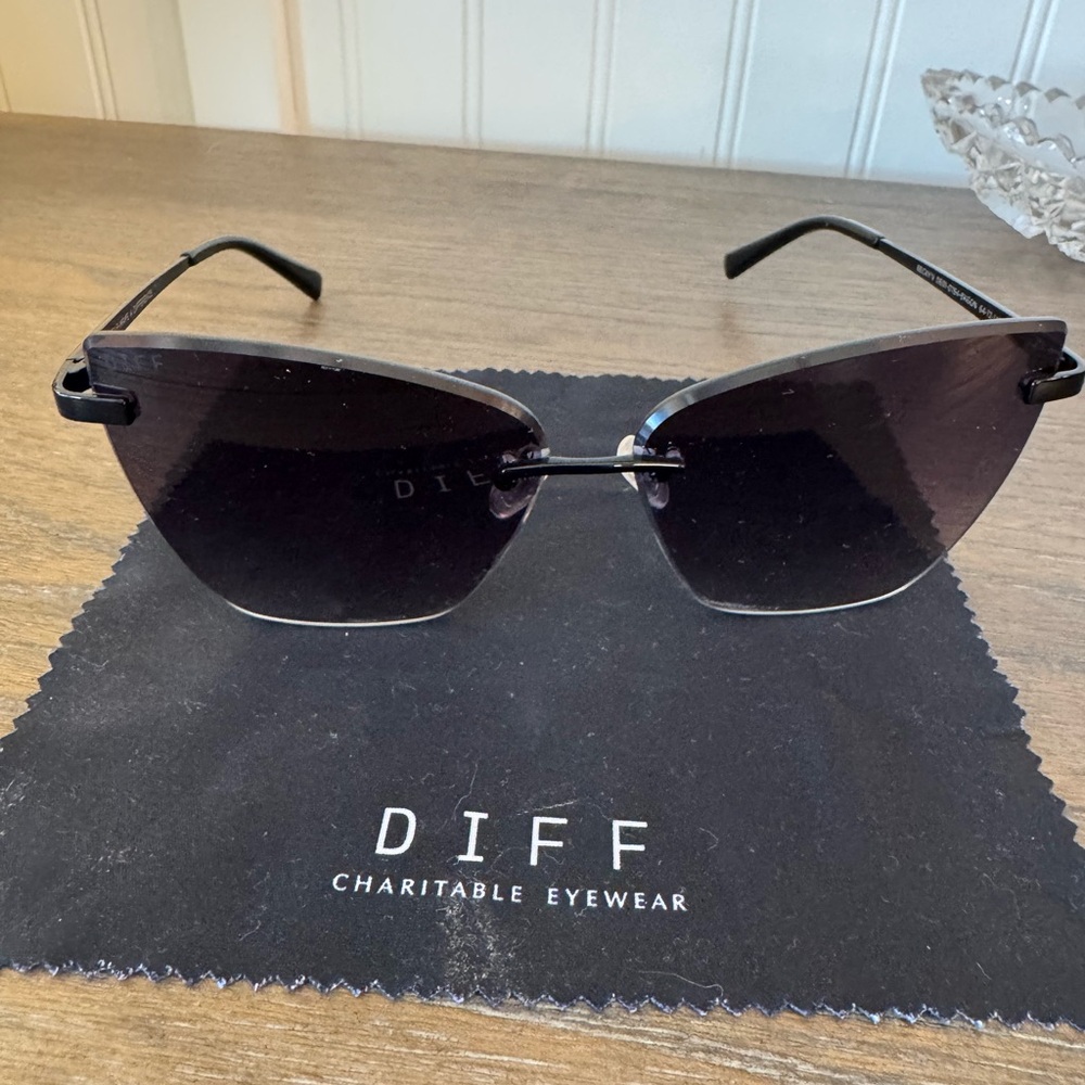 Diff Eyewear Black Cat-Eye Sunglasses